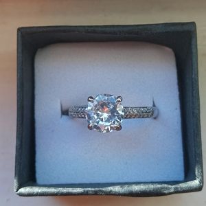 Stunning CZ Diamond Engagement Ring (Size 8)